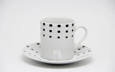 Beyaz arkaplanda fincan ve fincan tabağı görüntüsü 