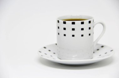 Beyaz arka planda bir fincan fincan dolusu kahve manzarası 