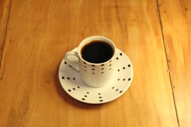 Ahşap arka planda bir fincan dolusu kahve manzarası