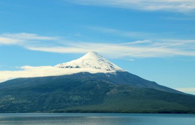 Karlı volkanın manzarası - Şili