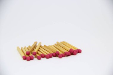 Beyaz arkaplanda kibrit çöpleri