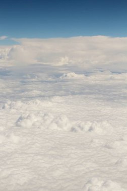 Mavi gökyüzünde beyaz bulutlar