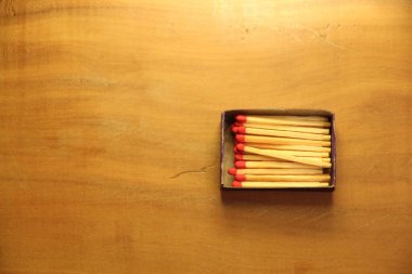 Tahta masa arkasında kibrit çöpleri