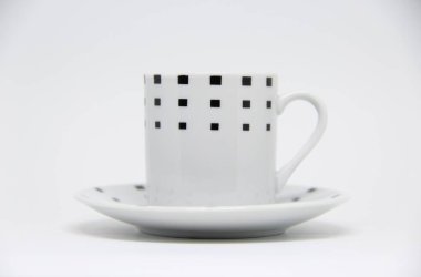 Beyaz arkaplanda fincan ve fincan tabağı görüntüsü 