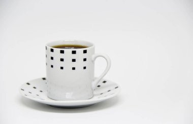 Beyaz arka planda bir fincan fincan dolusu kahve manzarası 