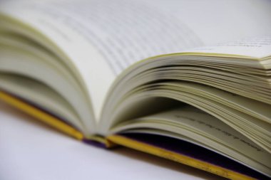 Açılmış kitabın masadaki yakın görüntüsü