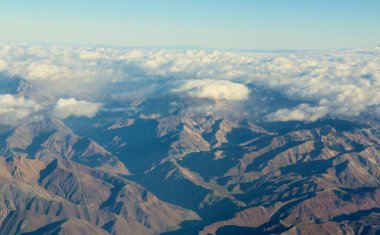 Bulutlardaki dağların güzel hava manzarası 