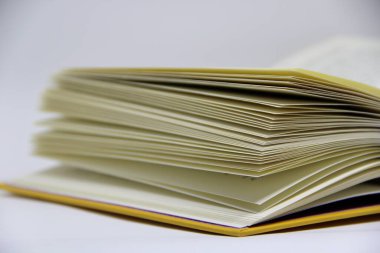 Açılmış kitabın masadaki yakın görüntüsü