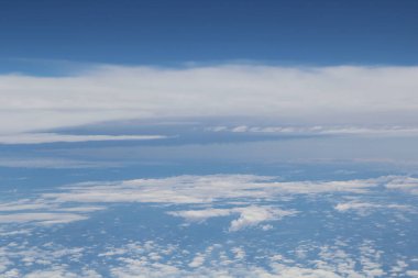 Mavi gökyüzünde beyaz bulutlar