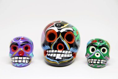 Beyaz arka planda Meksika kafatasları