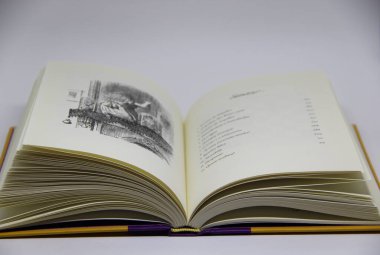 Beyaz arkaplan üzerine açık bir kitabın yakın görünümü 