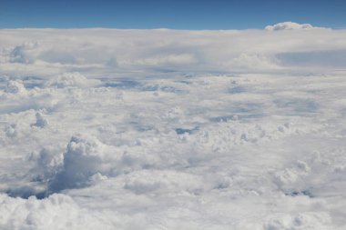 Mavi gökyüzünde beyaz bulutlar