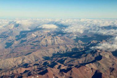 Bulutlardaki dağların güzel hava manzarası 