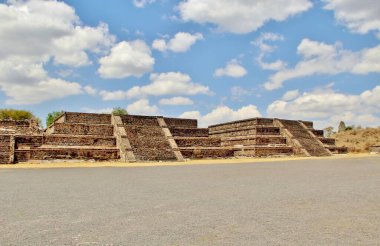 Meksika 'da antik bir şehir olan Teotihuacan, piramitlerin ve harabelerin manzarası