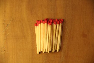 Tahta masa arkasında kibrit çöpleri