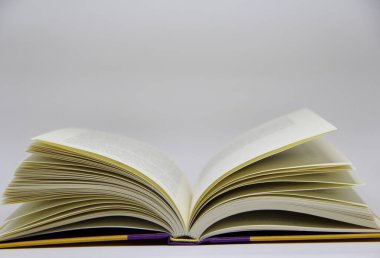 Açılmış kitabın masadaki yakın görüntüsü