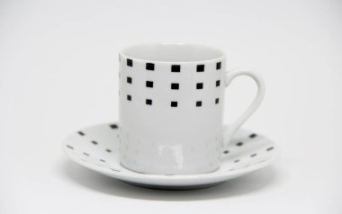 Beyaz arkaplanda fincan ve fincan tabağı görüntüsü 