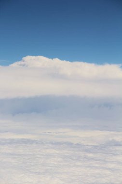 Mavi gökyüzünde beyaz bulutlar