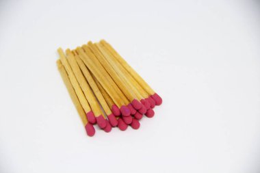 Beyaz arkaplanda kibrit çöpleri