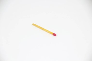 Beyaz arkaplanda tek kibrit çöpü