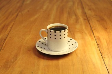 Ahşap arka planda bir fincan dolusu kahve manzarası