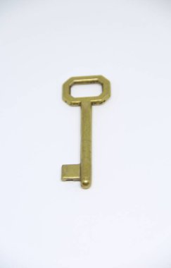 Metal altın anahtar beyaz arkaplanda izole edildi