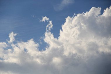 Mavi gökyüzünde beyaz bulutlar