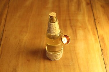 Ahşap zemin üzerinde sıvı bulunan mantarlı şişe görüntüsü