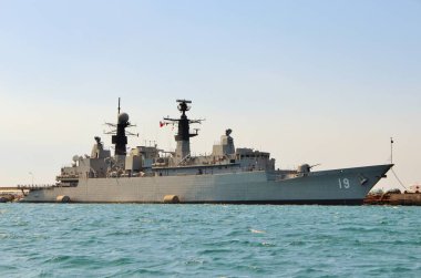 Denizdeki askeri donanma gemisi.