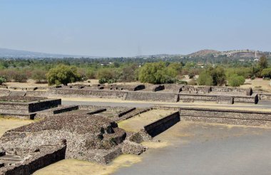 Meksika 'da antik bir şehir olan Teotihuacan, piramitlerin ve harabelerin manzarası