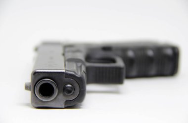 Tabanca, tek el kullanım için tasarlanmış, beyaz üzerine izole edilmiş küçük bir silah..