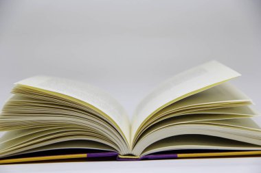 Açılmış kitabın masadaki yakın görüntüsü