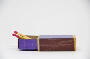 Beyaz arkaplanda kibrit kutusunda kibrit çöpleri