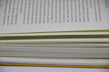 Açılmış kitabın masadaki yakın görüntüsü