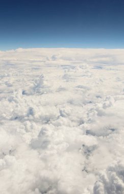 Mavi gökyüzünde beyaz bulutlar