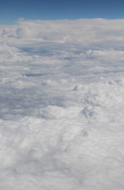 Mavi gökyüzünde beyaz bulutlar