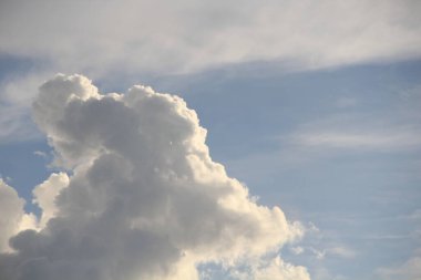 Mavi gökyüzünde beyaz bulutlar