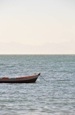 Deniz manzaralı bir tekne.