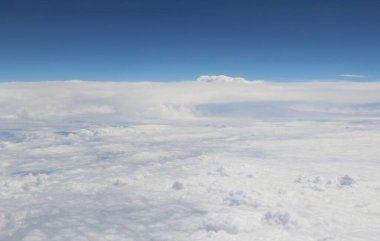 Mavi gökyüzünde beyaz bulutlar