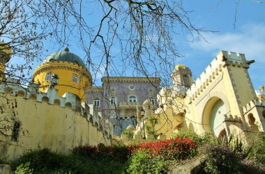 Sintra 'daki cephe manzaralı saray, kule ve sıva, Portekiz. Ünlü simge.