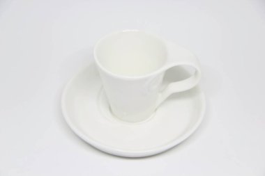 Beyaz arkaplanda fincan ve fincan tabağı görüntüsü 