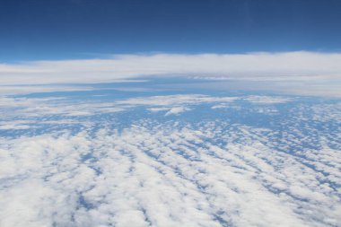 Mavi gökyüzünde beyaz bulutlar