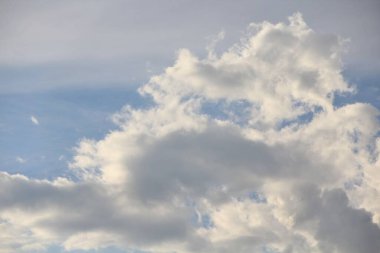 Mavi gökyüzünde beyaz bulutlar