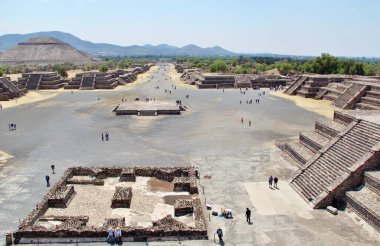 Meksika 'da antik bir şehir olan Teotihuacan, piramitlerin ve harabelerin manzarası