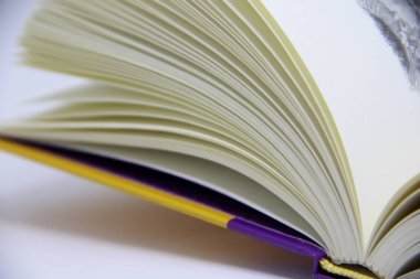 Açılmış kitabın masadaki yakın görüntüsü