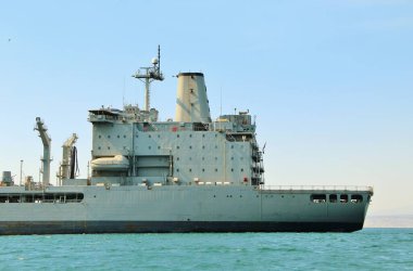 Denizdeki askeri donanma gemisi.