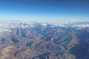 Bulutlardaki dağların güzel hava manzarası 