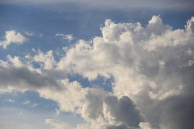 Mavi gökyüzünde beyaz bulutlar