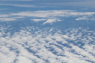 Mavi gökyüzünde beyaz bulutlar