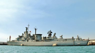 Denizdeki askeri donanma gemisi.